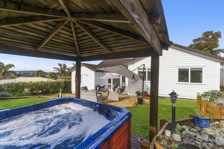 Photo of property in 100 Picasso Drive, West Harbour, Auckland, 0618