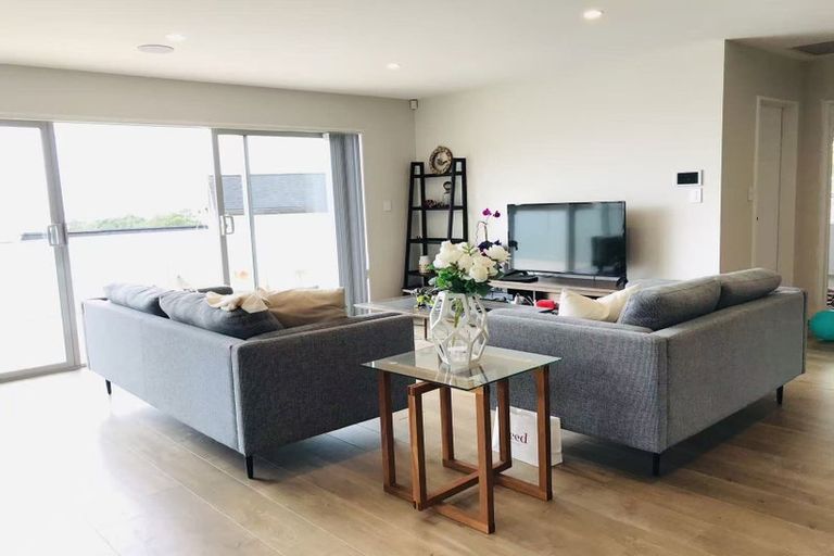 Photo of property in 499b East Coast Road, Murrays Bay, Auckland, 0630