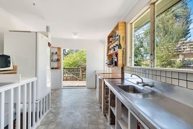 Photo of property in 102 Sunnyside Road, Sunnyvale, Auckland, 0612