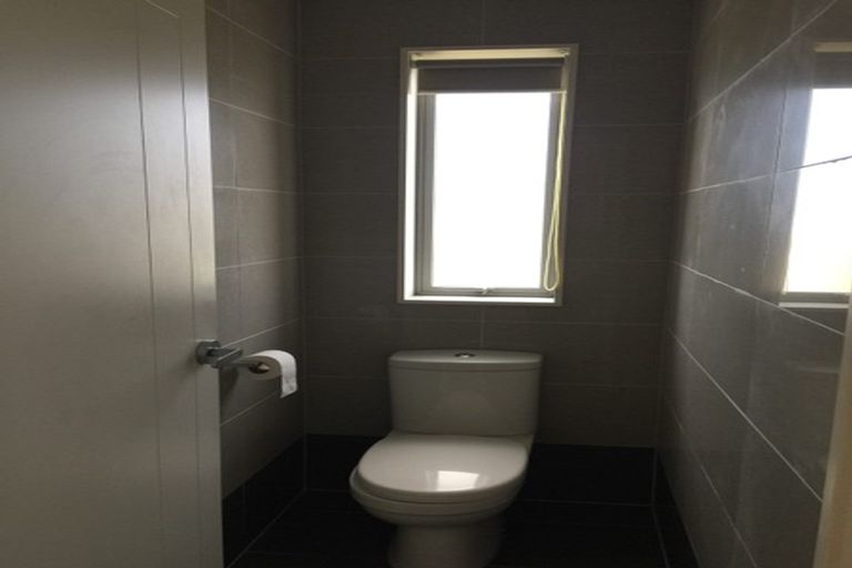 Photo of property in 8a The Rosebowl, Sunnyhills, Auckland, 2010