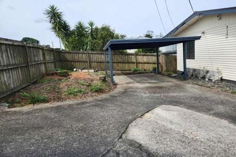 Photo of property in 81 Hobsonville Road, West Harbour, Auckland, 0618