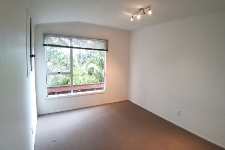 Photo of property in 127 Edgewater Drive, Pakuranga, Auckland, 2010