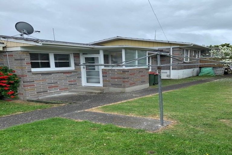 Photo of property in 2/14 Westwell Road, Belmont, Auckland, 0622