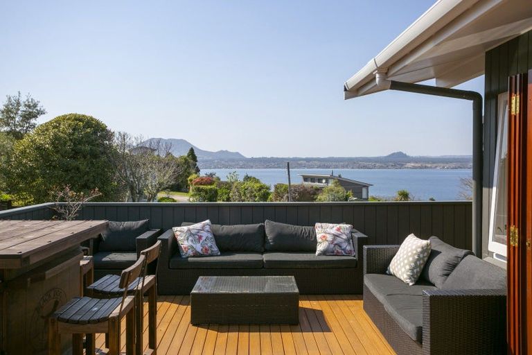 Photo of property in 1 Besley Place, Acacia Bay, Taupo, 3330