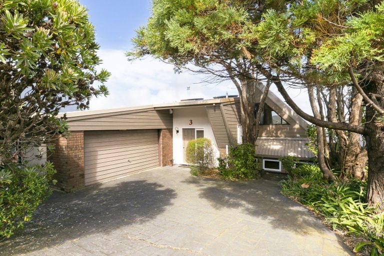 Photo of property in 3 Countess Close, Maupuia, Wellington, 6022