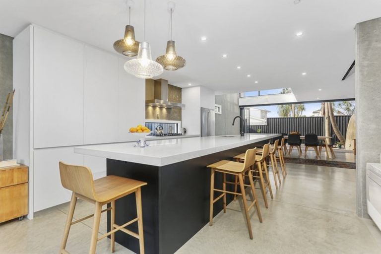 Photo of property in 81 Queen Street, Northcote Point, Auckland, 0627