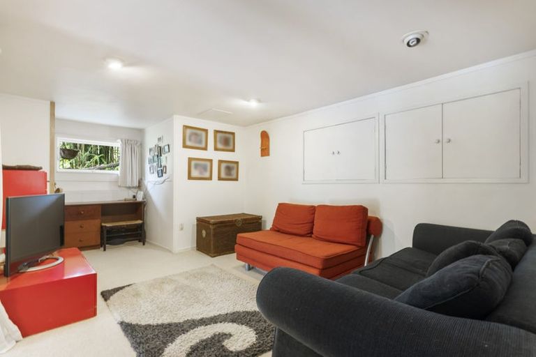 Photo of property in 126 Candia Road, Henderson Valley, Auckland, 0614