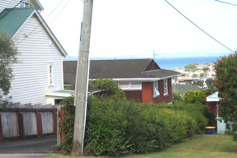 Photo of property in 15a Seaview Road, Castor Bay, Auckland, 0620