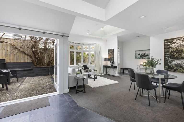 Photo of property in 26 Hawker Street, Mount Victoria, Wellington, 6011