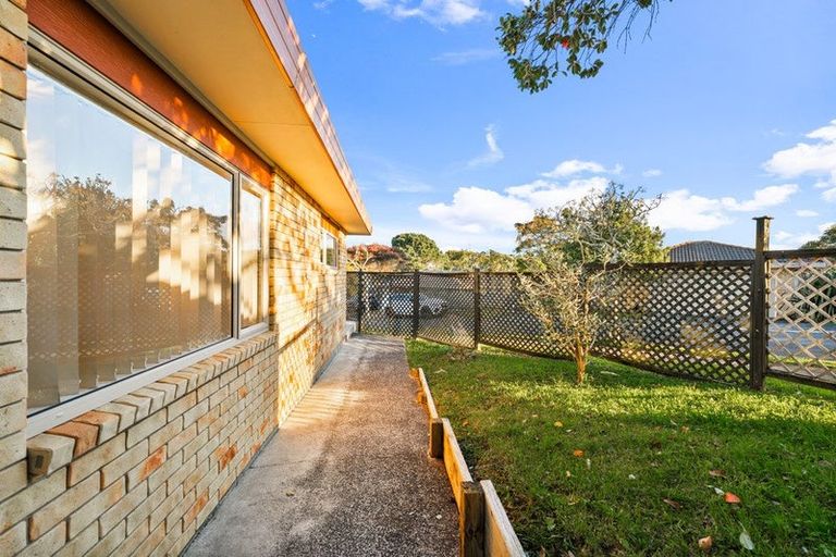 Photo of property in 28 Ginders Drive, Massey, Auckland, 0614