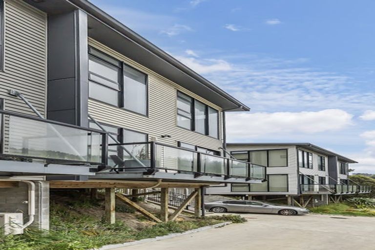 Photo of property in 15 Ara Patukawenga, Tawa, Wellington, 5028