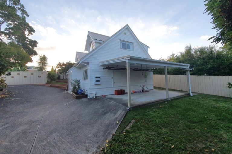 Photo of property in 8a Aplin Place, Birkdale, Auckland, 0626