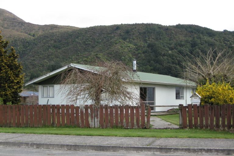 Photo of property in 138 Fairfax Street, Murchison, 7007