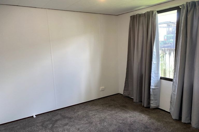 Photo of property in 2/28 Posa Avenue, Henderson, Auckland, 0612