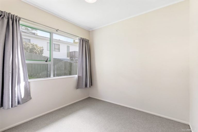 Photo of property in 2/10 Glenvale Place, Totara Vale, Auckland, 0629