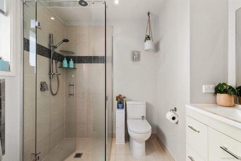 Photo of property in 14 Ripple Grove, Waiuku, 2123