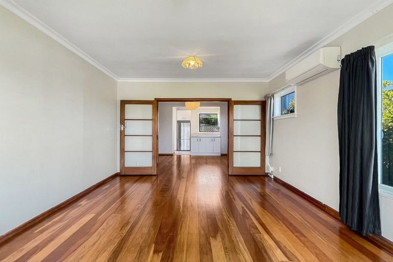 Photo of property in 108 Nevay Road, Karaka Bays, Wellington, 6022