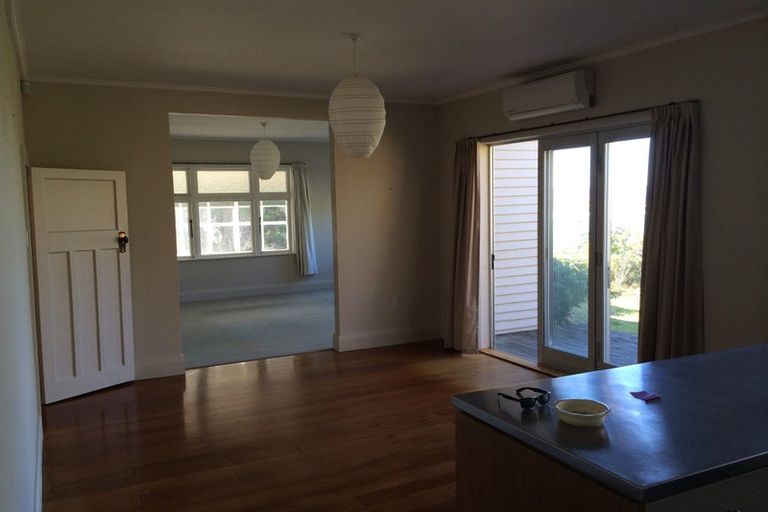 Photo of property in 1 Hungerford Road, Lyall Bay, Wellington, 6022