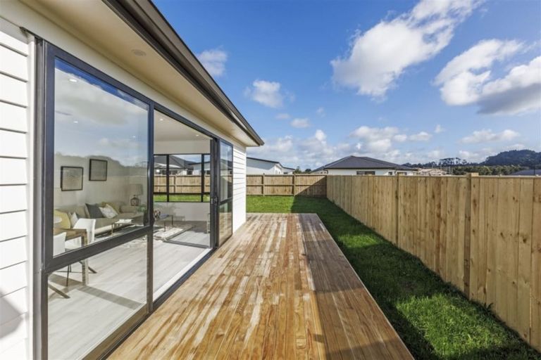 Photo of property in 11 Len Ireland Drive, Kumeu, 0810