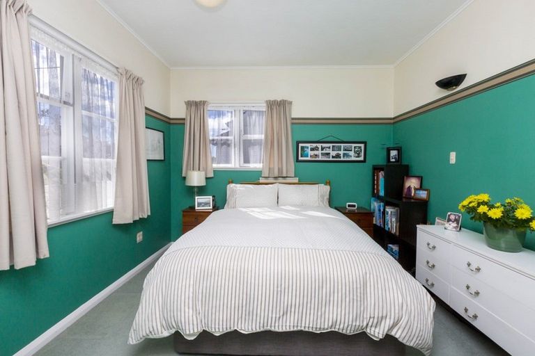 Photo of property in 10 Savage Crescent, Upper Hutt Central, Upper Hutt, 5018