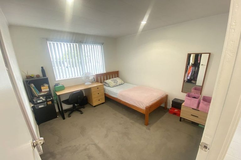 Photo of property in 2/18 Kennington Drive, Clendon Park, Auckland, 2103