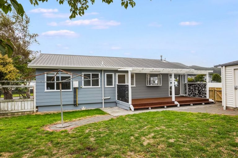 Photo of property in 10 Grimsby Grove, Wainuiomata, Lower Hutt, 5014