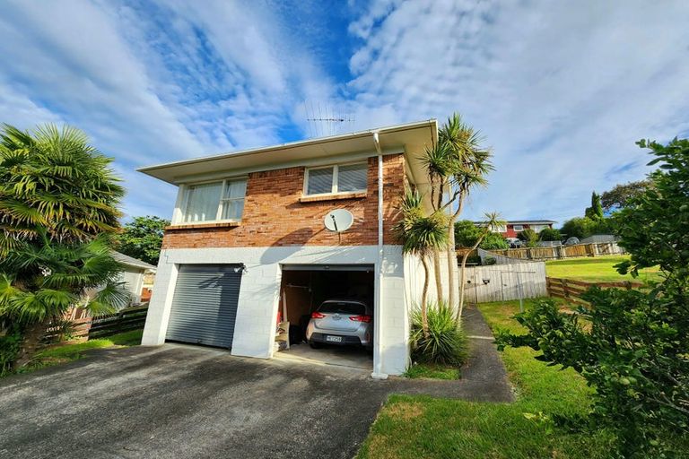 Photo of property in 2/10 Ayton Drive, Totara Vale, Auckland, 0629