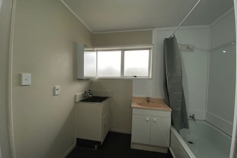 Photo of property in 2/76 Millbrook Road, Henderson, Auckland, 0612