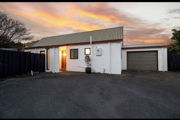 Photo of property in 2/43a Main Road, Redcliffs, Christchurch, 8081