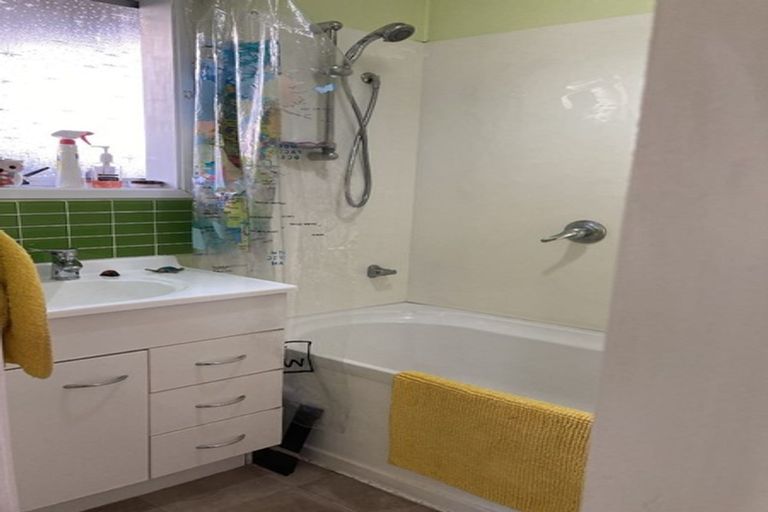 Photo of property in 2/36 Blacklock Avenue, Henderson, Auckland, 0612