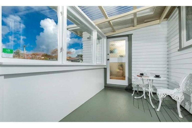 Photo of property in 100 Lincoln Park Avenue, Massey, Auckland, 0614