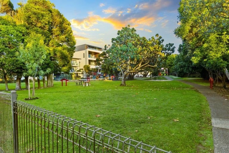 Photo of property in 12/423 Beach Road, Mairangi Bay, Auckland, 0630