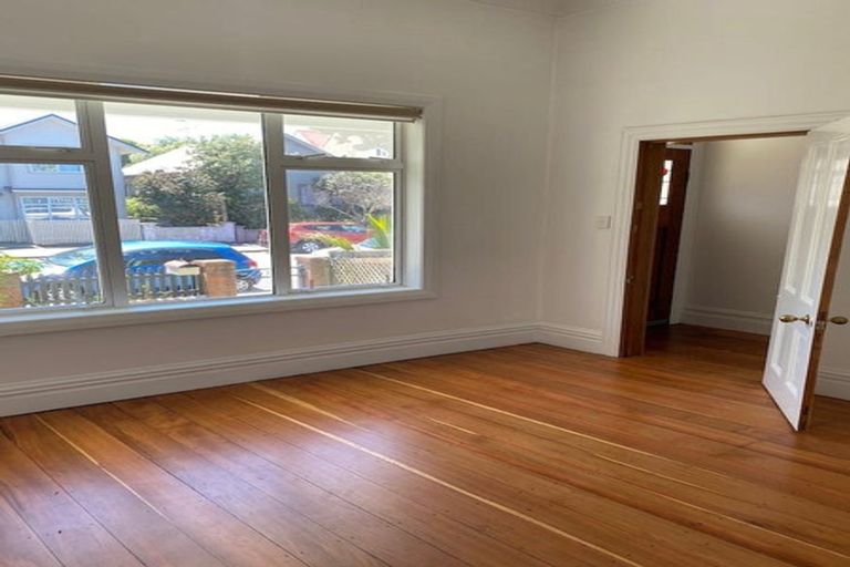 Photo of property in 17 Te Wharepouri Street, Berhampore, Wellington, 6023