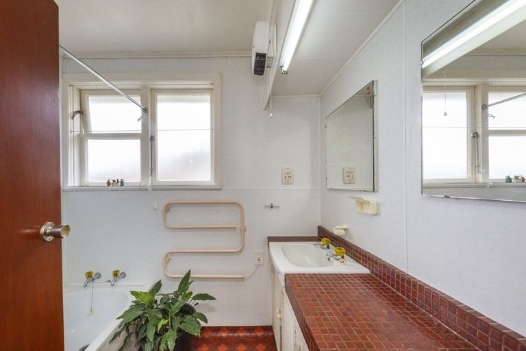 Photo of property in 8 Montrose Place, Takaro, Palmerston North, 4412