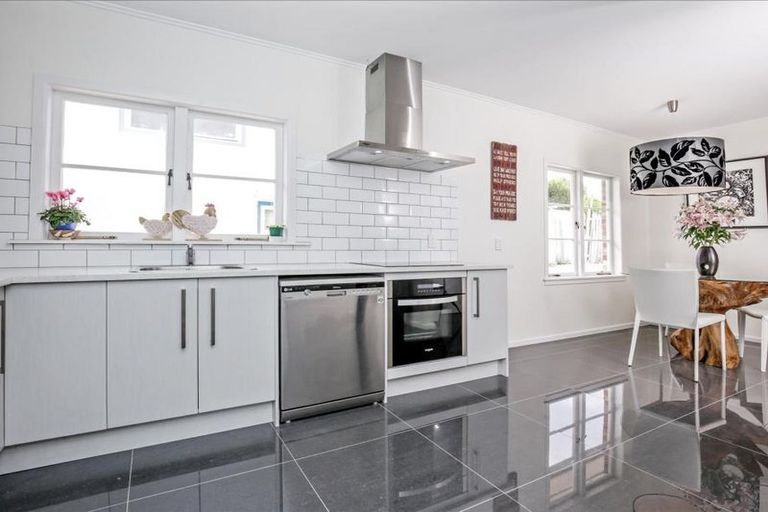 Photo of property in 12 Savoy Road, Glen Eden, Auckland, 0602