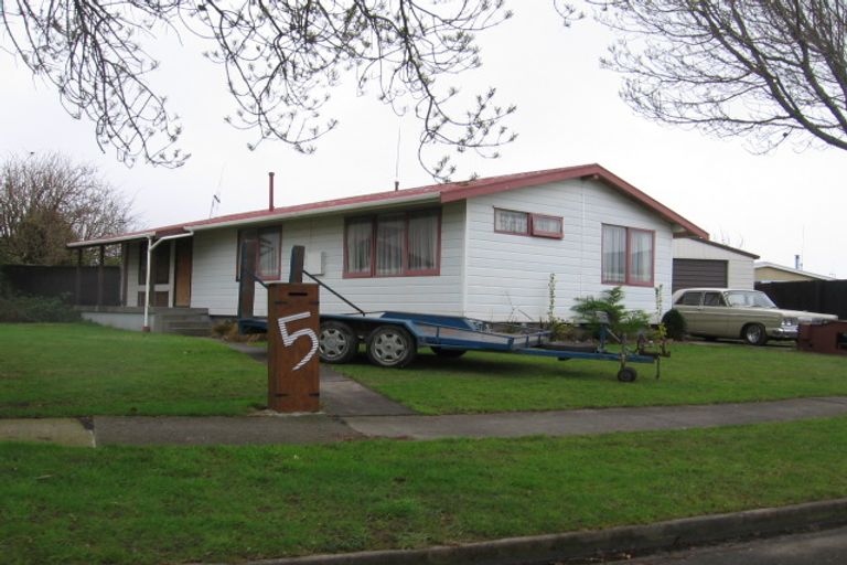 Photo of property in 5 Forbes Place, Kelvin Grove, Palmerston North, 4414