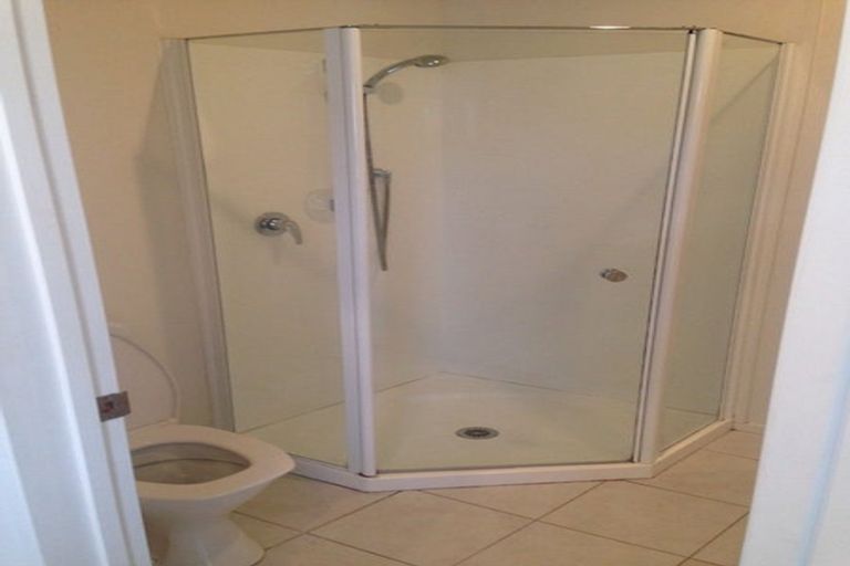 Photo of property in 68 Brashier Circle, Sunnyvale, Auckland, 0612