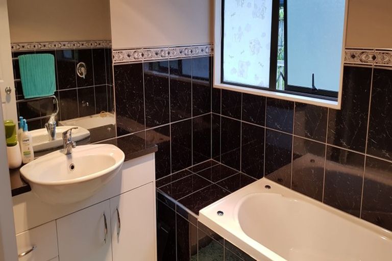 Photo of property in 21 Chadlington Avenue, Henderson, Auckland, 0612