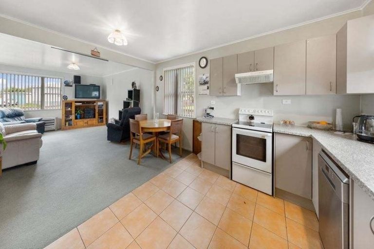 Photo of property in 11 Belgrave Place, Papakura, 2110