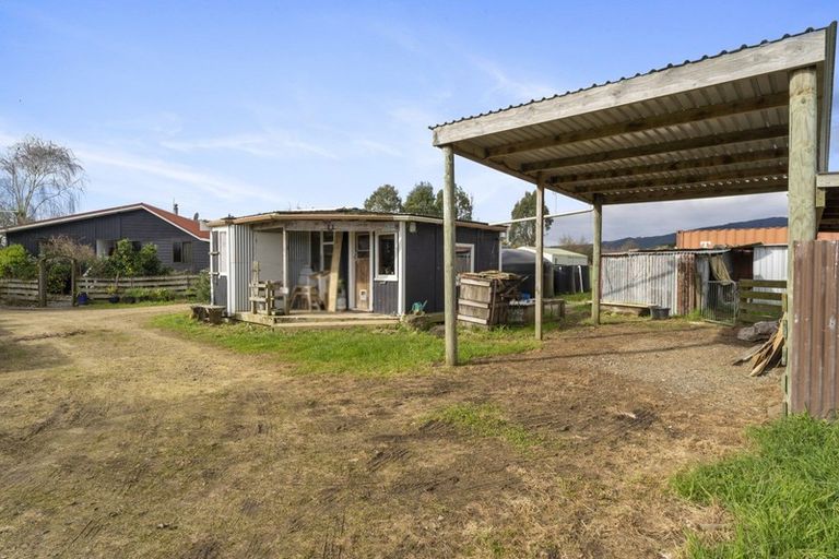 Photo of property in 103 Waikawa Beach Road, Manakau, Levin, 5573