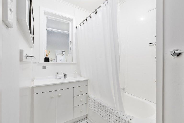 Photo of property in 2 Kenmore Street, Newlands, Wellington, 6037