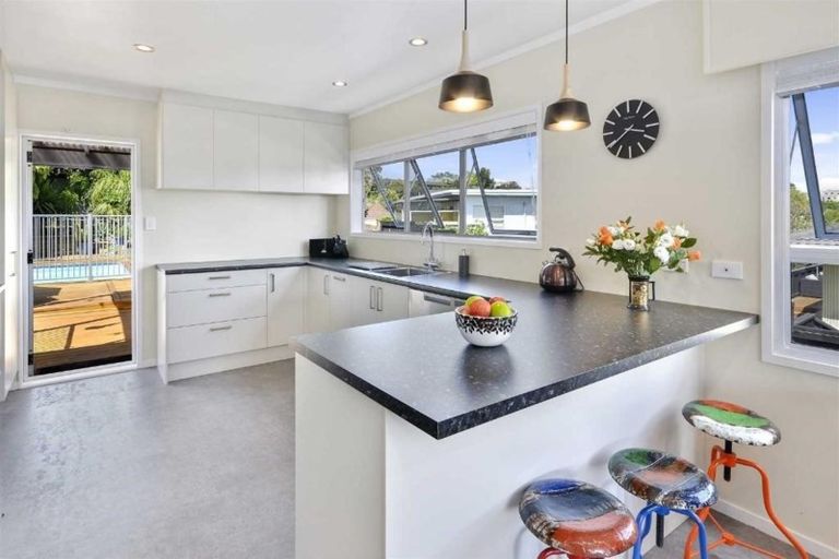 Photo of property in 9 Christensen Place, Forrest Hill, Auckland, 0620