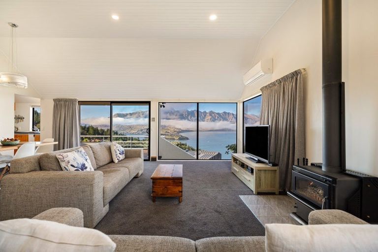 Photo of property in 110b Wynyard Crescent, Fernhill, Queenstown, 9300