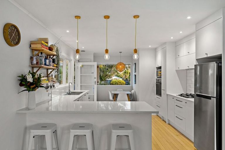 Photo of property in 9 Devon Street, Te Atatu South, Auckland, 0610