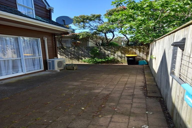 Photo of property in 2/15 Apu Crescent, Lyall Bay, Wellington, 6022