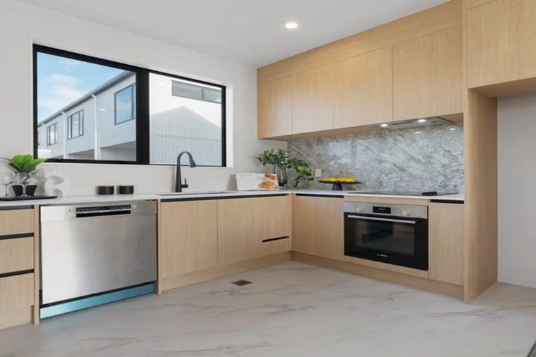 Photo of property in 2/113 Te Atatu Road, Te Atatu South, Auckland, 0610