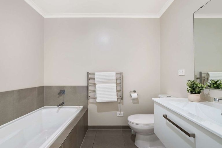 Photo of property in 18 Akeake Lane, Manurewa, Auckland, 2102