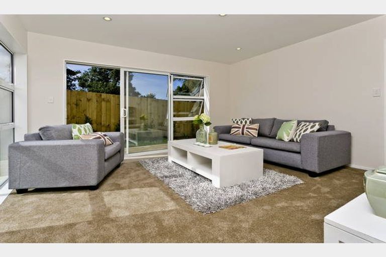 Photo of property in 8a Rosalind Road, Glenfield, Auckland, 0629