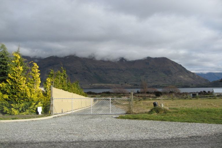 Photo of property in 306 Beacon Point Road, Wanaka, 9305