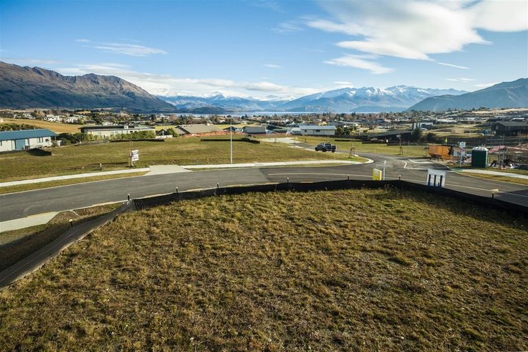 Photo of property in 5 Mcneil Crescent, Wanaka, 9305